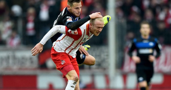 Marvin Bakalorz with Paderborn rides bare on Kevin back for colgne soccer 2015