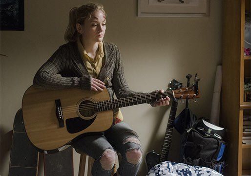 beth playing guitar while tyreese dies on the walking dead season 5 ep 9