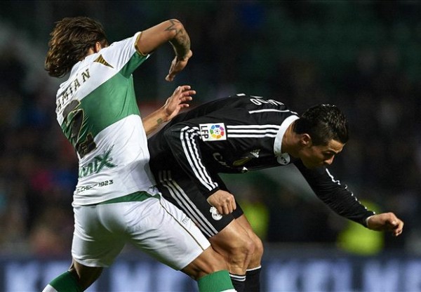 ronaldo beating bulge of elche for real madrid la liga 2015