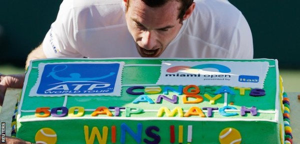andy murray biting into 500 tennis wins cake 2015