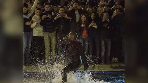 kanye west leaves concert early after fountain jump 2015 gossip