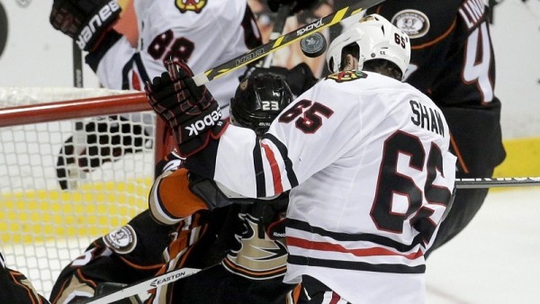 blackhawks andrew shaw scores hard goal on ducks 2015 stanley cup playoffs
