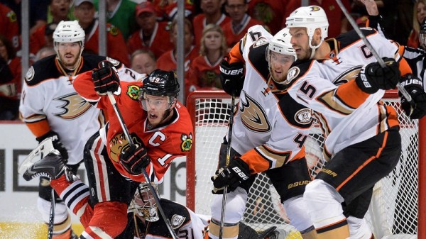 jonathan toews helps chicago blackhawks win game 7 stanley cup finals 2015