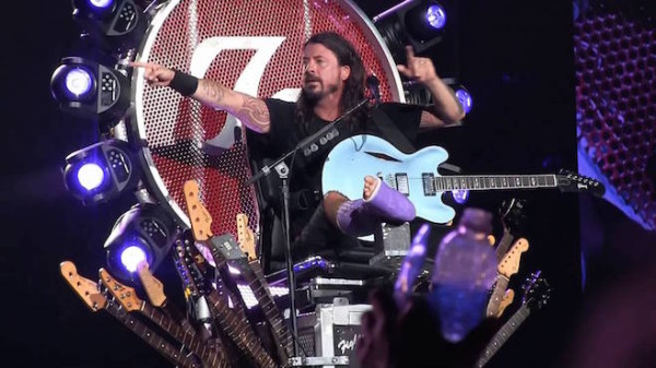 dave grohl performs foo fighters injured throne 2015 gossip