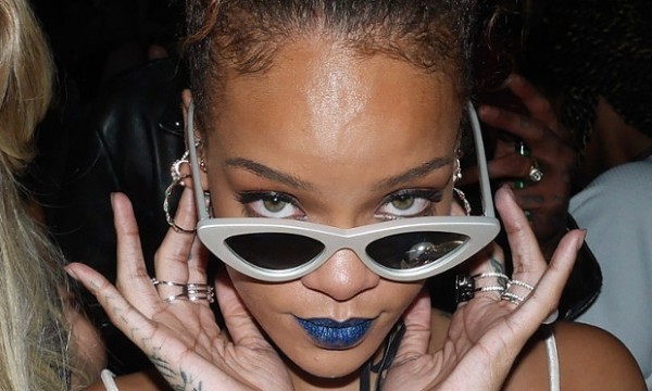 rihanna says no thank you to taylor swift onstage 2015 gossip