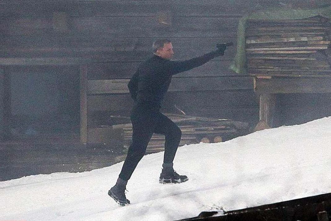 Daniel Craig Proves James Bond Can Get Hurt With SPECTRE Knee Injury