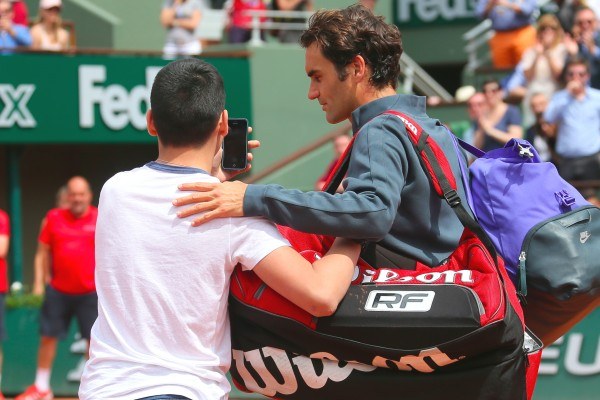 roger federer furious after french open 2015 selfie hit