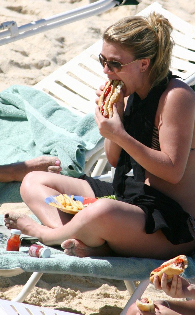 kelly clarkson eating on a hotdog