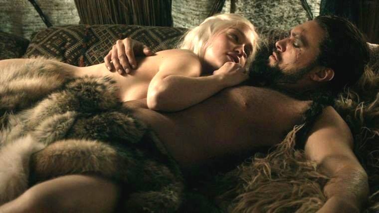 Emilia Clarke wants more 'Game of Thrones' naked men and Liam Hemsworth 2016 gossip