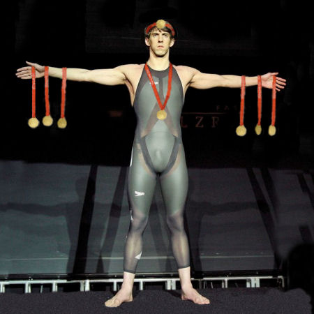 michael phelps showing off his gold