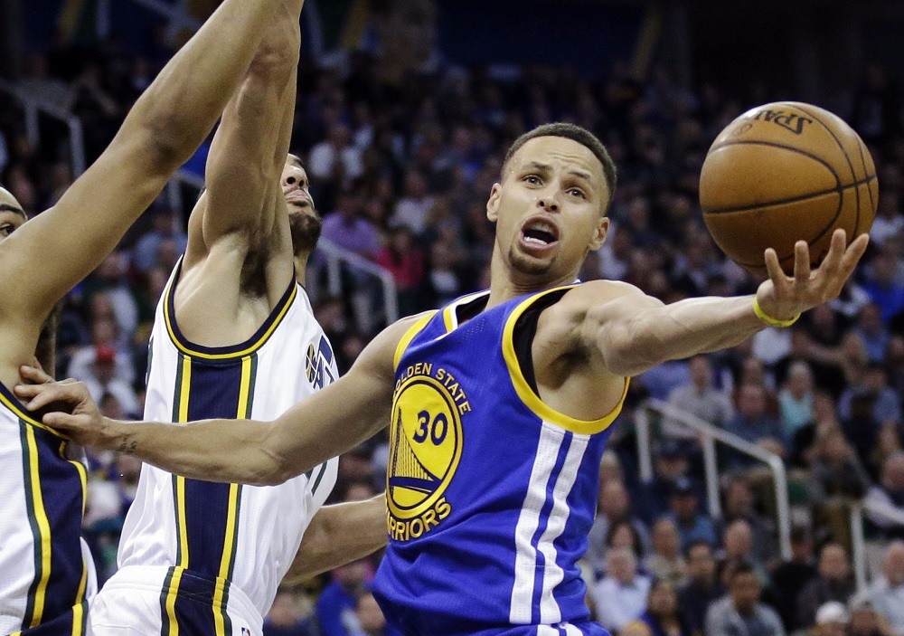 stephen curry is back with warriors win over blazers 132-125 2016 images