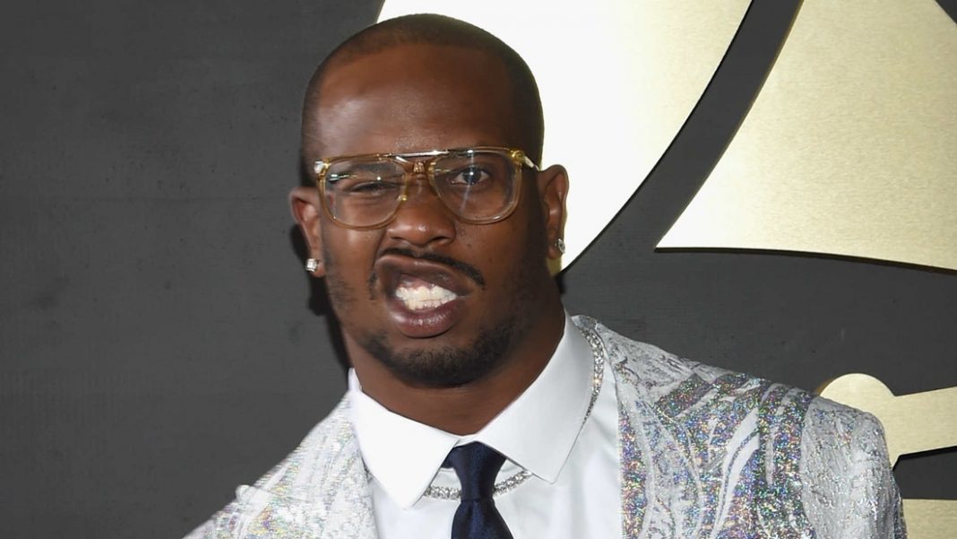broncos von miller contract talks sour mulling sitting out 2016 season nfl images