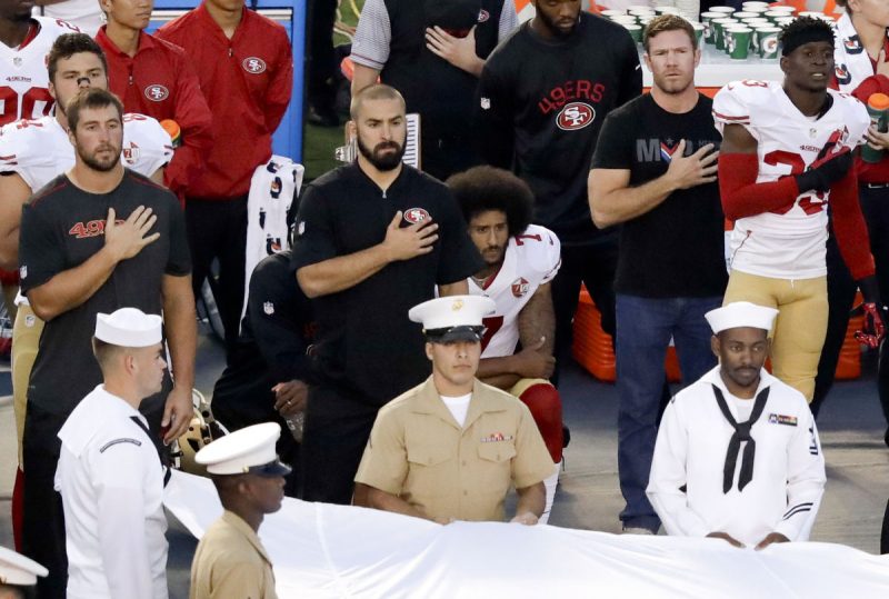 colin kaepernick and eric reed take a knee during 49ers national anthem 2016 imagtes