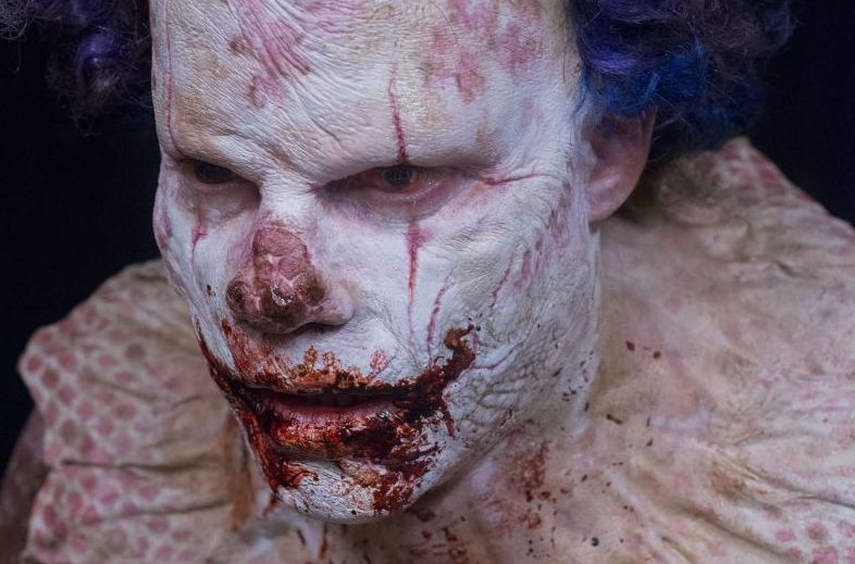 eli roth clown eating movie images 2016