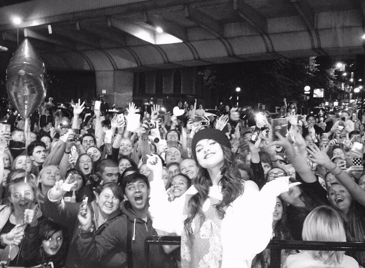 selena gomez selfie with fans 2016