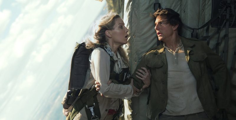 annabelle wallis holding tom cruise in plane for the mummy