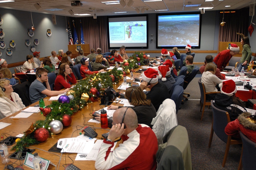 norad ready to track santa claus on christmas eve 2016 images