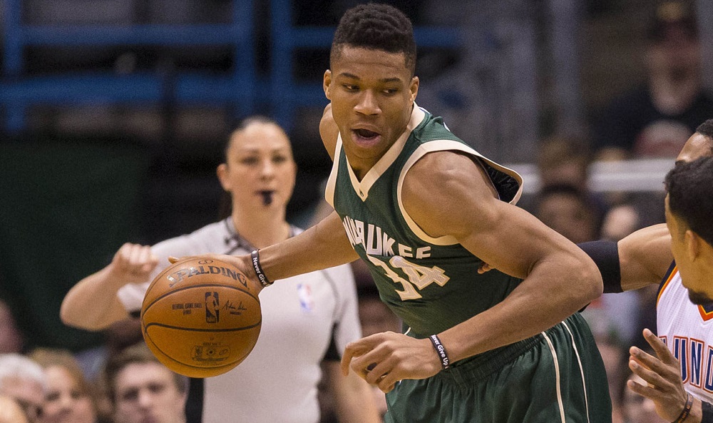 Giannis Antetokounmpo dribble gets NBA Last Two Minutes Report criticized 2017 images