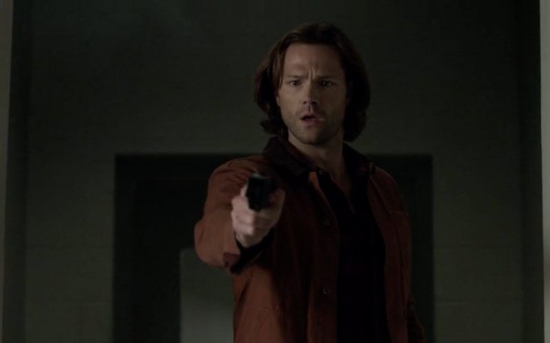 supernatural sam winchester pointing gun season 13 premier