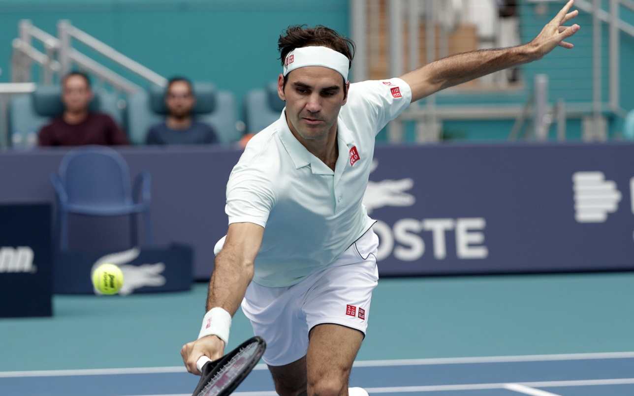 Roger Federer easily returning John Isners balls at 2019 Miami Open.