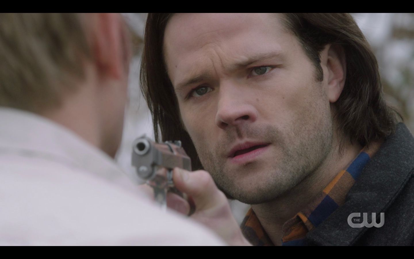 Sam Winchester holding pistol to Nicks face angry 14.17