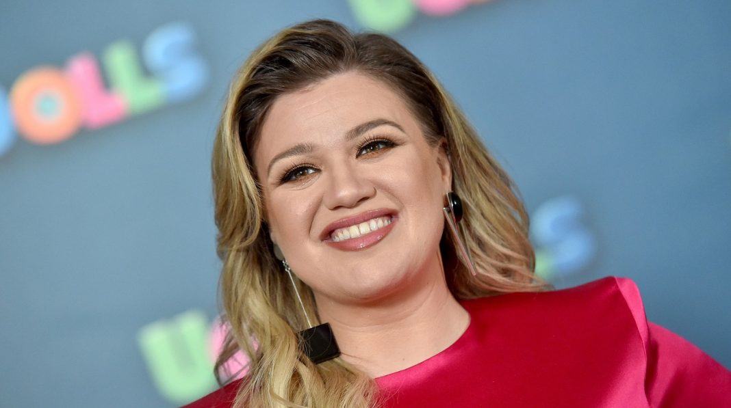 kelly clarkson talks ugly dolls hating acting clapping back to rudeness 2019 images