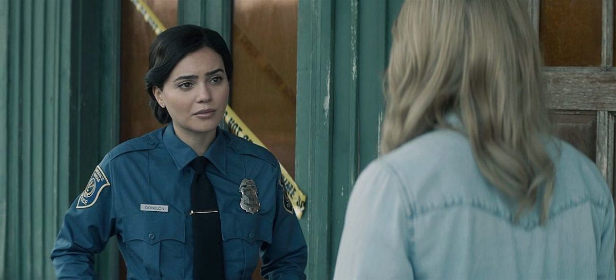 Cop Betty looking at Mary Winchester 1.09.