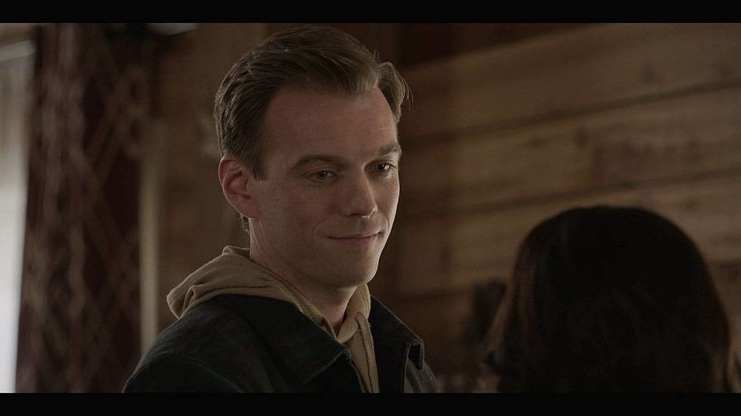 Jake Abel trying to act like he wants Cassie on Walker 3.13 set.