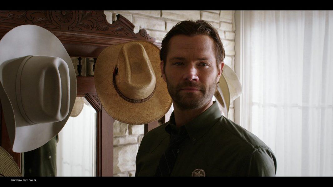 Cordell Walker putting his hat on the hook with Jared Padalecki 3.16 Daddy was a bank robber.